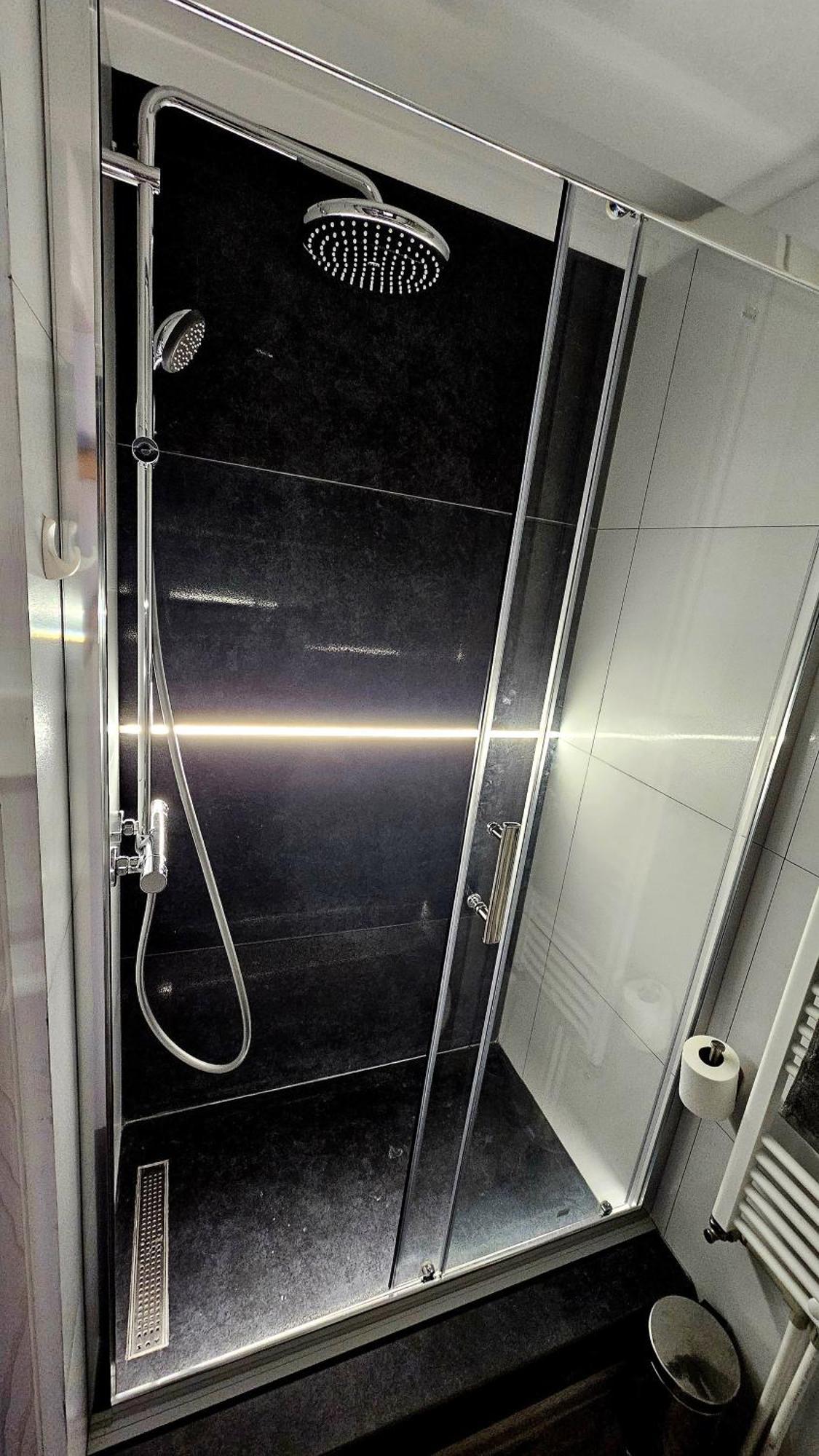 Spoil Yourself With Style, Comfort And Luxury - Tony'S Studios Luxury Pitesti Exterior photo